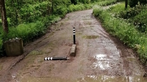 De paaltjes worden vernield aan de tractorsluizen