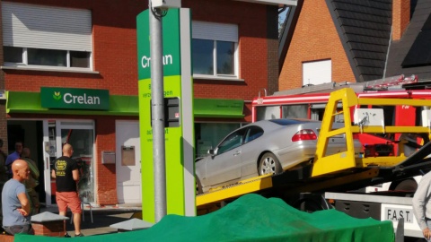 Auto rijdt Crelanbank binnen in Pastoriestraat Baal