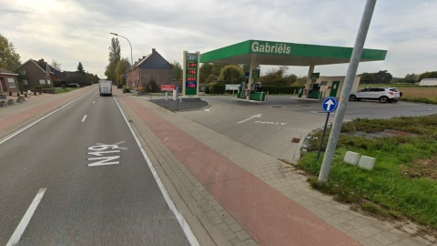 De Aarschotsesteenweg in Rotselaar op de grens met Wilsele aan tankstation Gabriëls