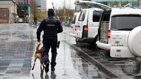 Politiecontrole met hond aan station Leuven