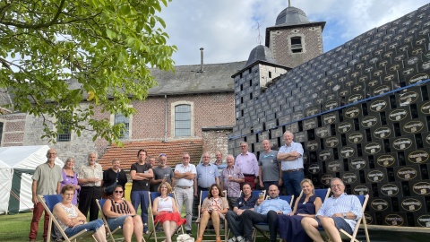 Deze vrijwilligers sloegen hun handen in elkaar voor het maken van de bierkrattenkerk